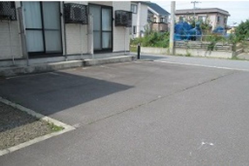 レオパレス下り枝 駐車場