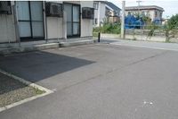 レオパレス下り枝 駐車場