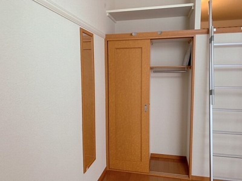 レオパレスセリバテール仁川 収納
