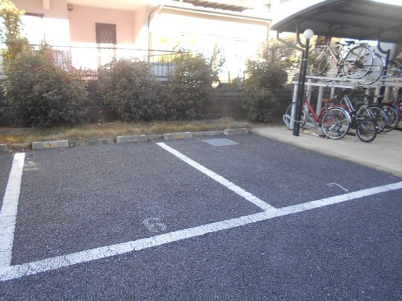 レオパレスプランドール八ヶ崎 駐車場