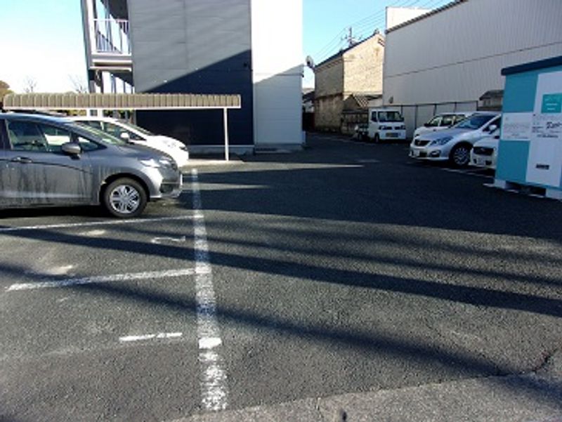レオパレスユーカリプラザ 駐車場