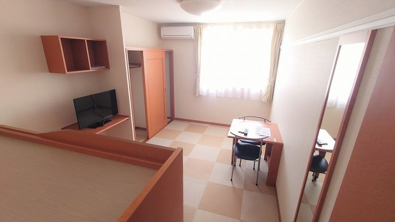 レオパレス平出 居間