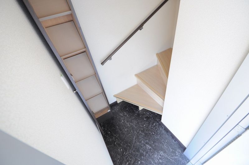 レオネクスト高縄 玄関