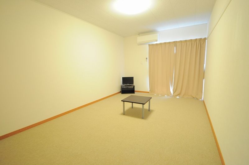 レオパレスヘリテージ新都心 居間