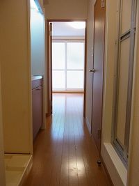 レオパレスフォレスト彩 玄関