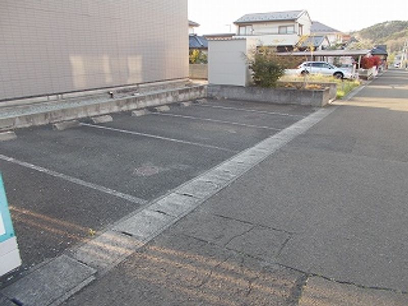 レオパレス栗生 駐車場