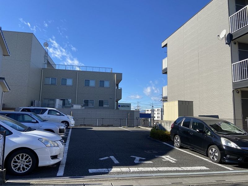 レオパレスサンフラワーハウス 駐車場