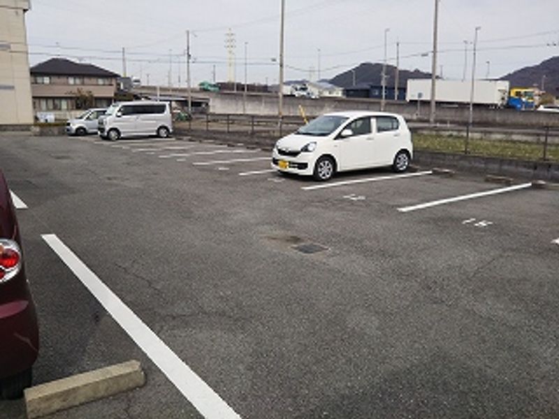 レオパレスファーストプラザ 駐車場