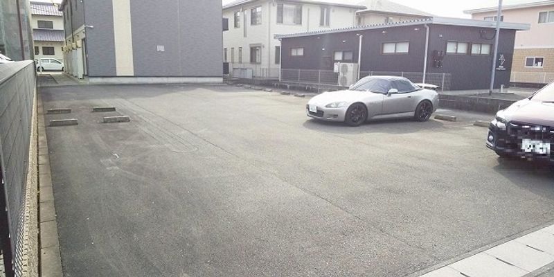 レオパレスすみれ 駐車場