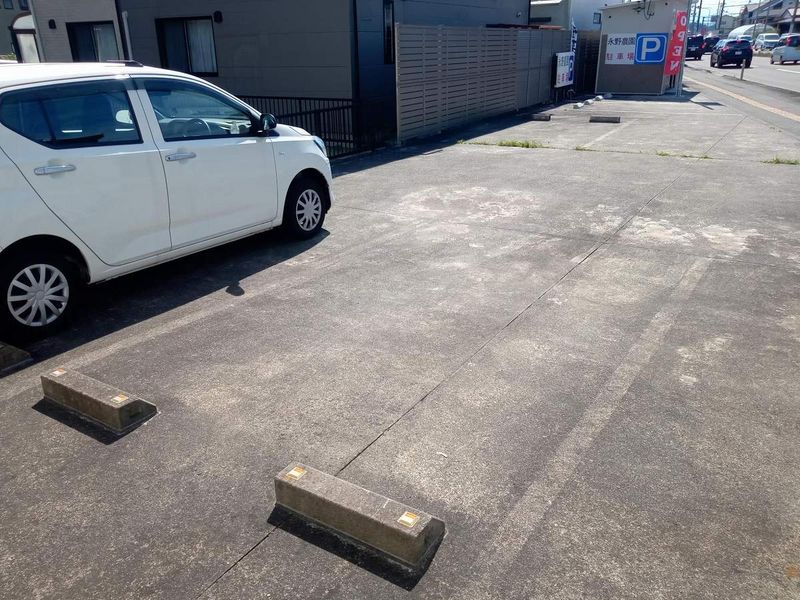 レオパレスロイヤル岩切Ⅲ 駐車場