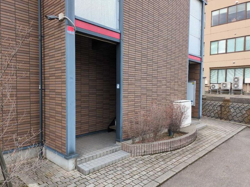 レオパレスＳＵＮＲＯＳＥ エントランス