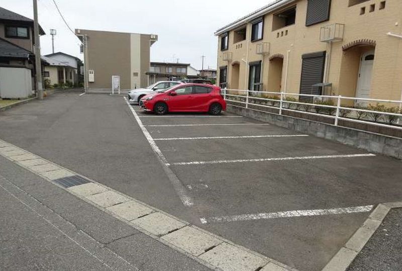 レオパレスミルフィーユ２ 駐車場