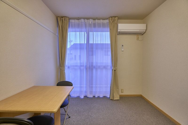 レオパレスレスト　清水 居間