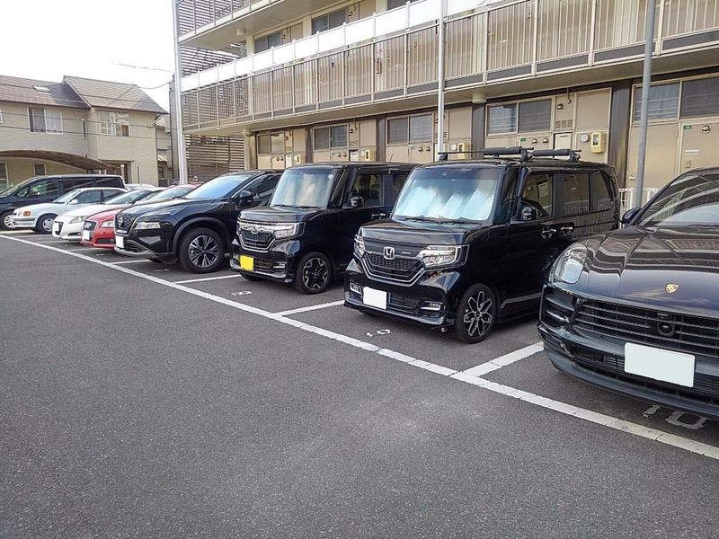 レオパレス栗林 駐車場
