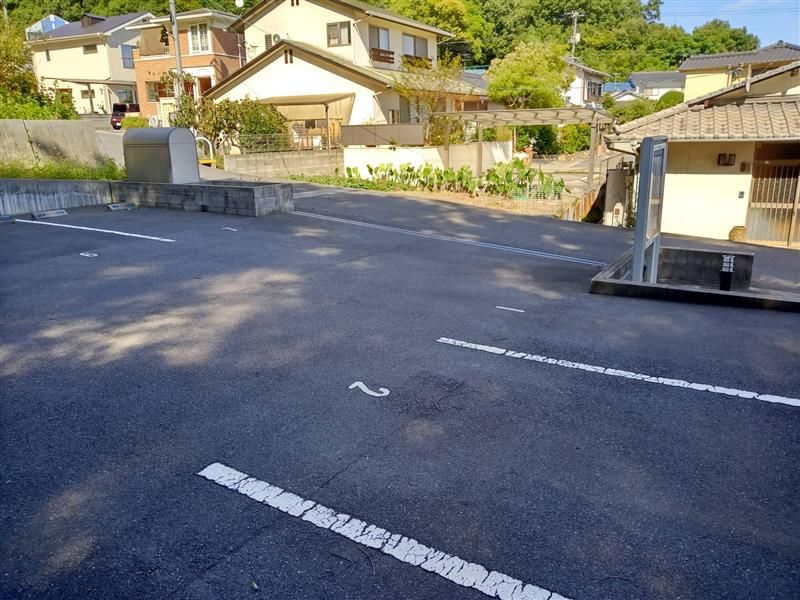 レオネクストグランドール門脇 駐車場