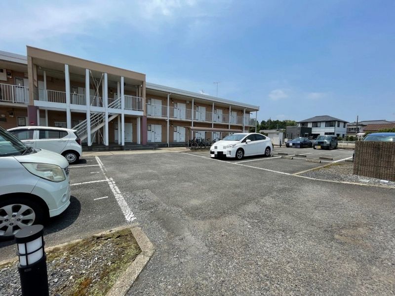 レオパレス勝倉 駐車場