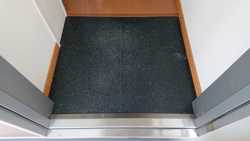 レオパレスメイプル 玄関