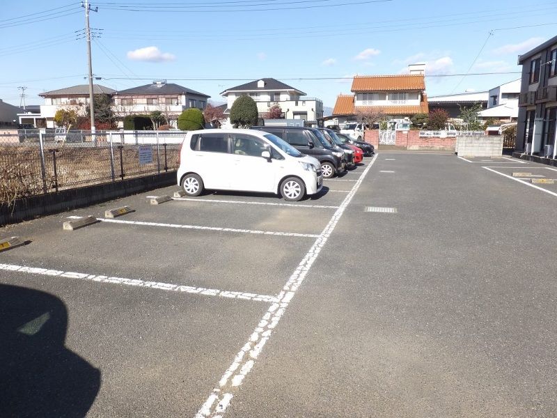 レオパレスサンモール高城 駐車場
