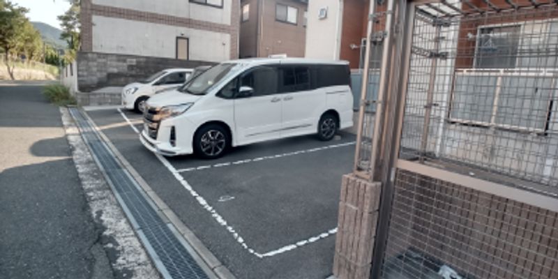 レオネクスト萩ヶ丘 駐車場
