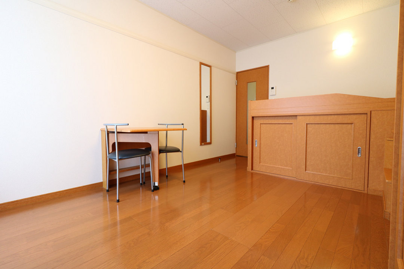 レオパレス城町 居間