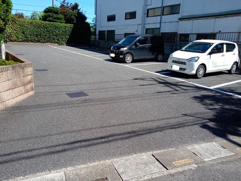 レオパレスＨＡＮＡＴＡ 駐車場