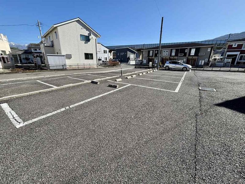 レオパレスエスターテ 駐車場