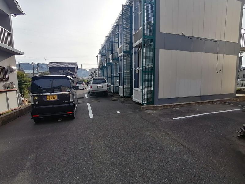 レオパレスボムール 駐車場