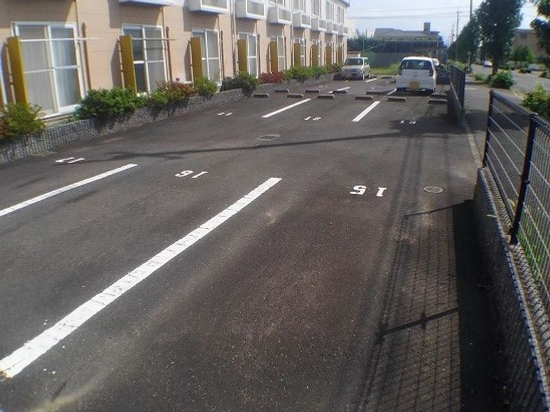 レオパレスニュー屋島 駐車場