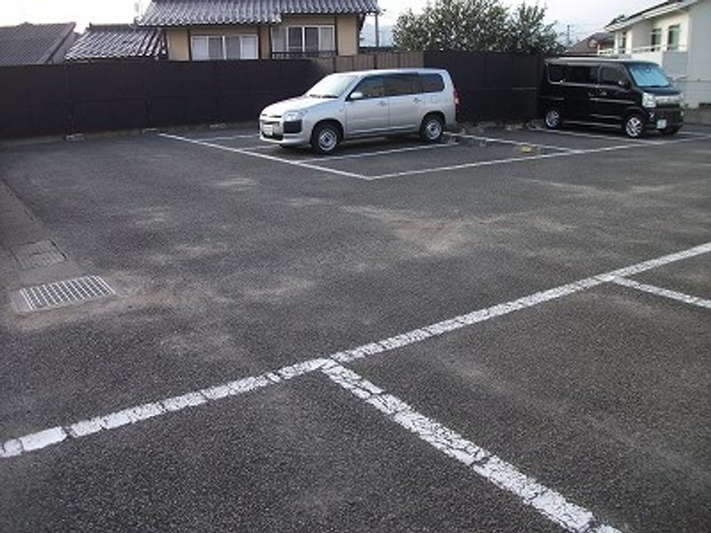 レオパレス成出ハイツ 駐車場