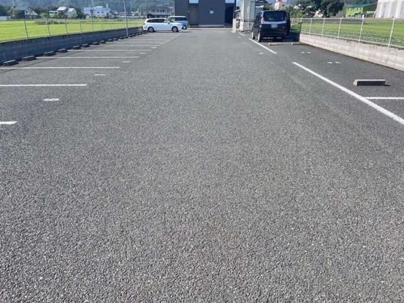 レオパレスブランアーブル 駐車場