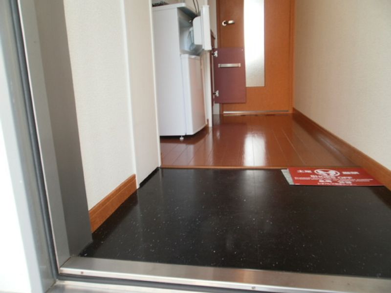 レオパレスパステル 玄関