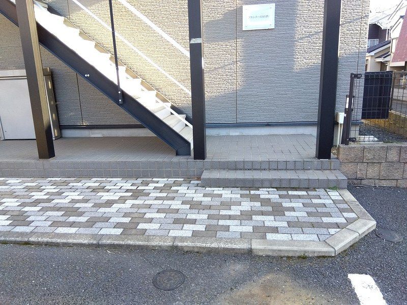 レオパレスプランドールＫＯＺＵ エントランス