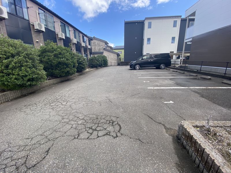 レオパレスクレベール 駐車場