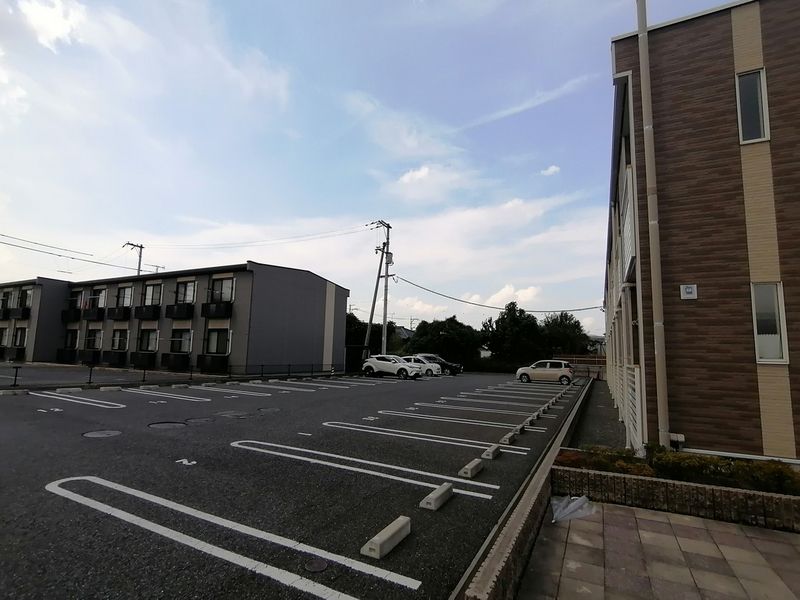 レオネクストルミナーレⅡ 駐車場