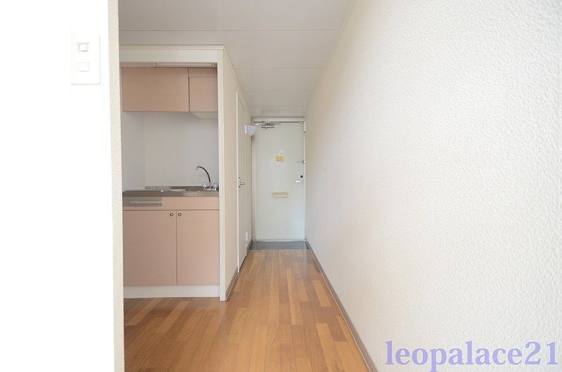 レオパレスしばた 玄関