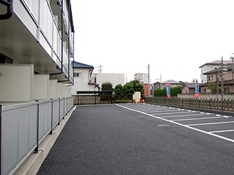 レオパレスグリチネⅡ 駐車場
