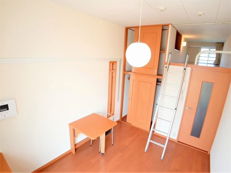 レオパレスさつき弐番館 居間