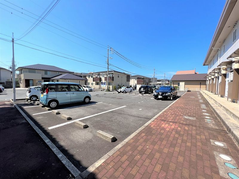 レオパレスパイナリー 駐車場