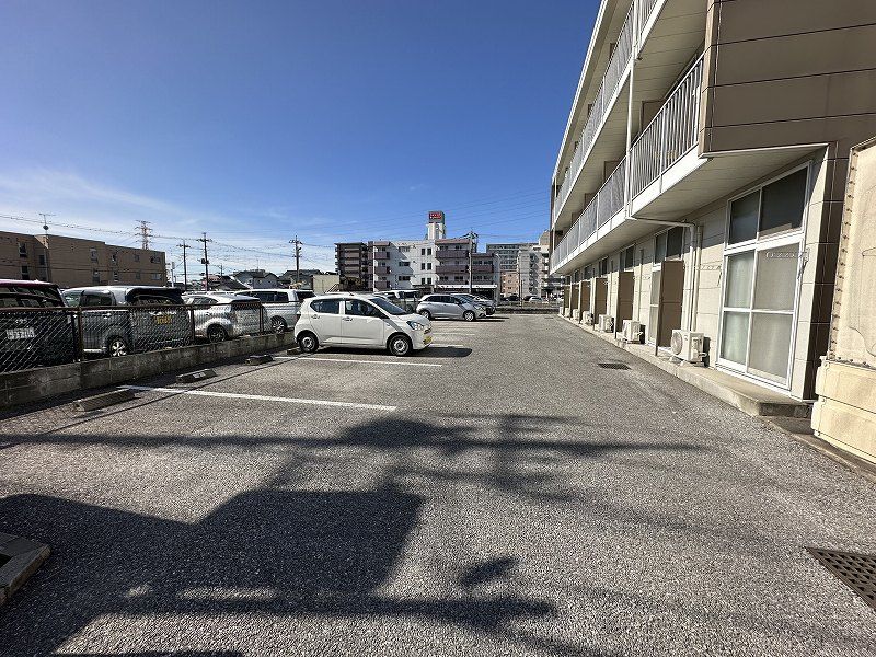 レオパレスＨＡＺＵＫＩ 駐車場
