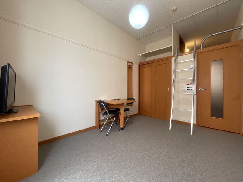 レオパレス向之芝 居間