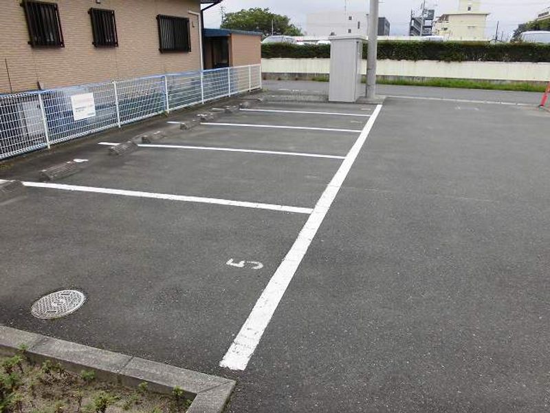 レオパレス高見０３ 駐車場