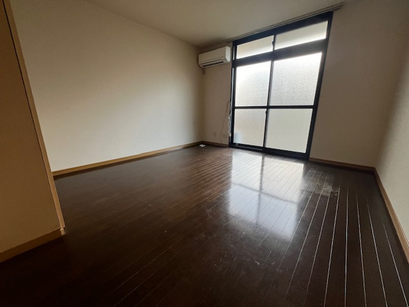 レオパレスリヴェール国母 居間