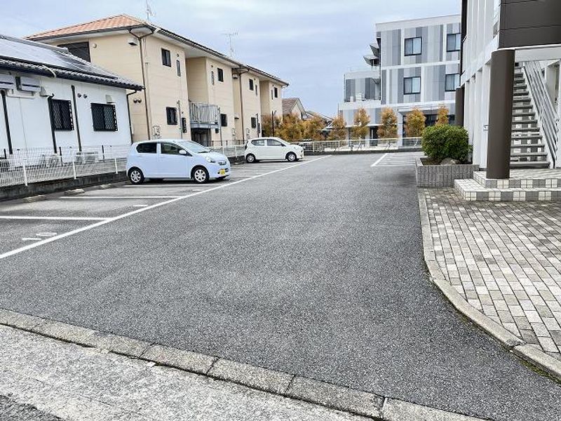 レオパレスフォレストヴィラ 駐車場
