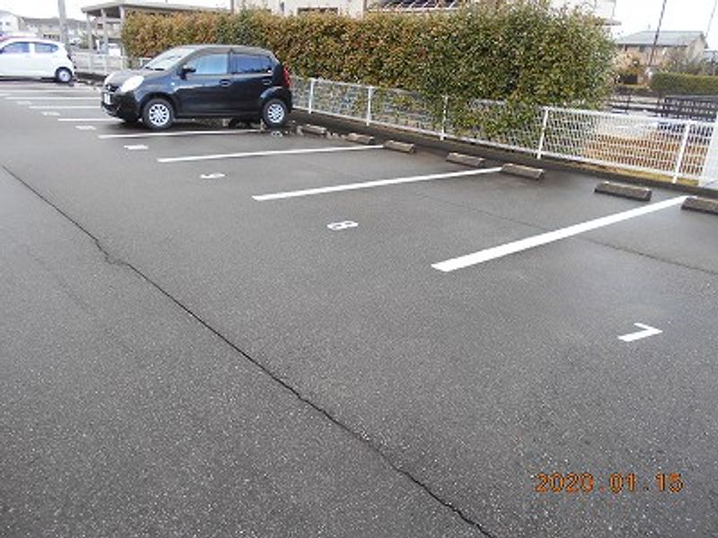 レオパレスアマルフィ 駐車場