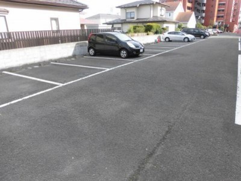 レオパレスクレール 駐車場
