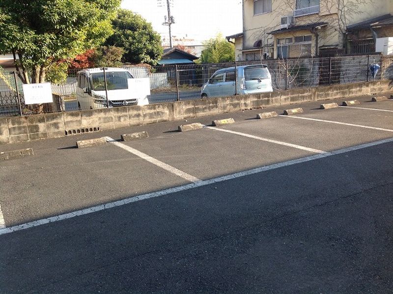 レオパレスラ　フォーレ 駐車場