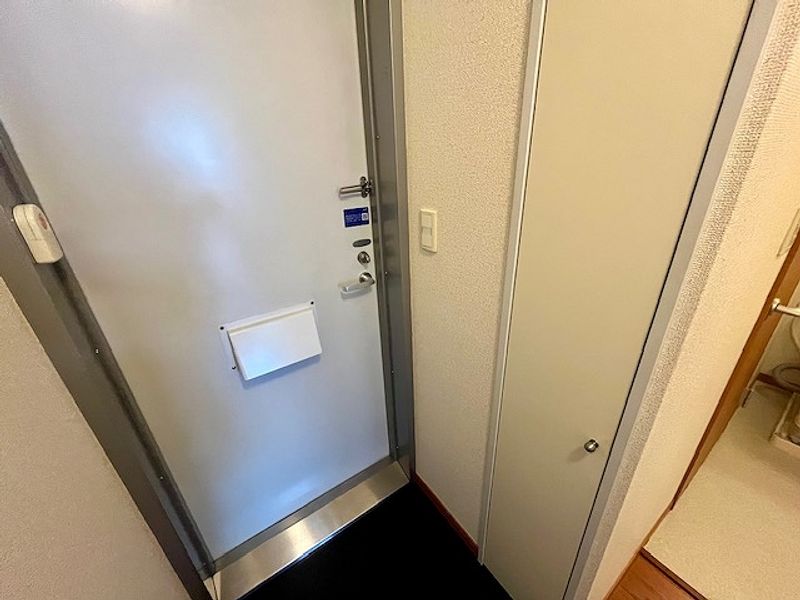 レオパレスオーセブン 玄関