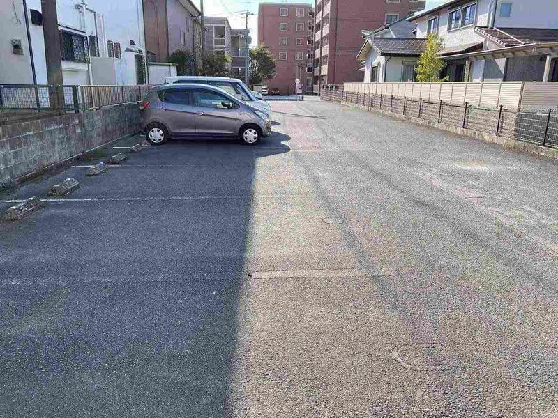 レオパレスジェニュイン 駐車場