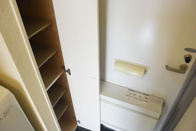 レオパレスオアシス 玄関