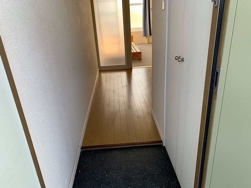 レオパレス築地 玄関